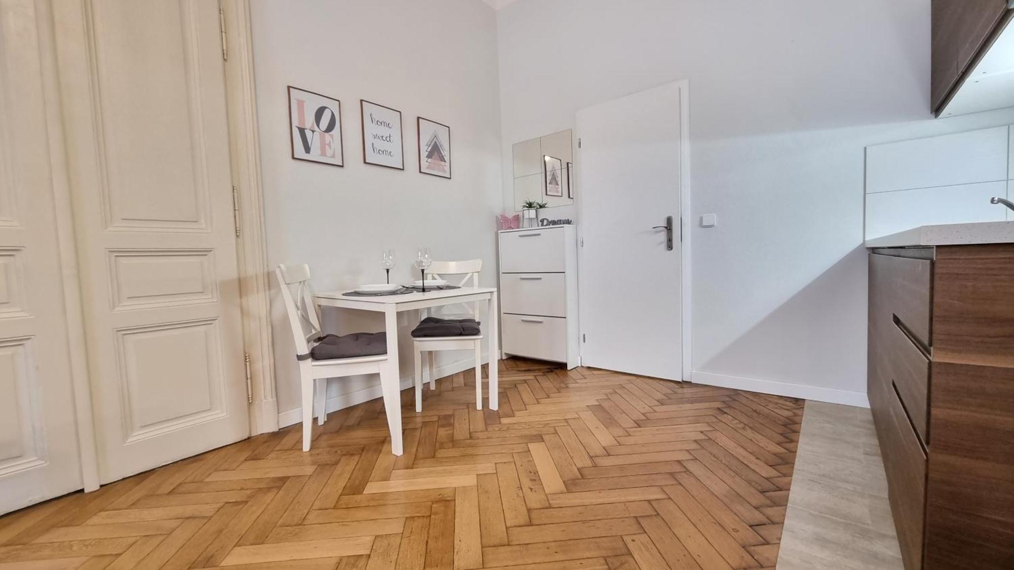 Finnem Rentals Florenc Прага Экстерьер фото